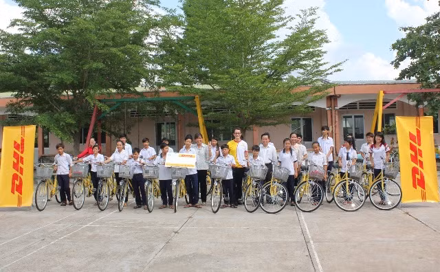 DHL hỗ trợ trẻ em đến trường ảnh 1