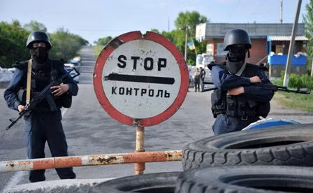 Ukraine: Lực lượng ly khai chiếm doanh trại quân đội ở Donetsk ảnh 1