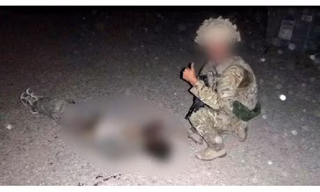 Anh điều tra vụ binh sĩ chụp ảnh bên xác chiến binh Taliban ảnh 1