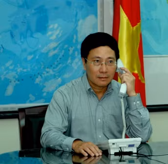 Phó Thủ tướng, Bộ trưởng Ngoại giao Phạm Bình Minh điện đàm về Biển Đông ảnh 1