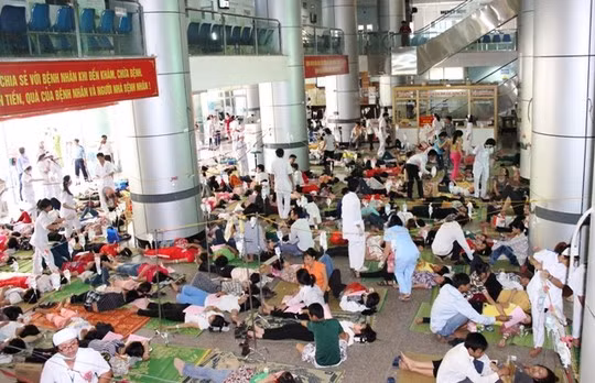 Gần 400 công nhân bị ngộ độc phải nhập viện ảnh 1