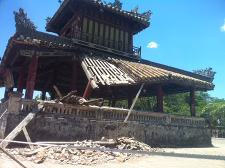 Mái Phu Văn Lâu bị sạt do tuổi thọ lâu năm ảnh 1