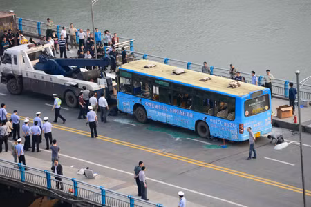 Trung Quốc: Nghi can vụ cháy xe buýt ở Tứ Xuyên đã tử vong ảnh 1
