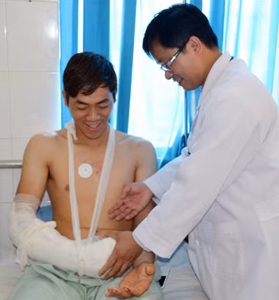 Phẫu thuật thành công cánh tay bị khỉ cắn nát ảnh 1