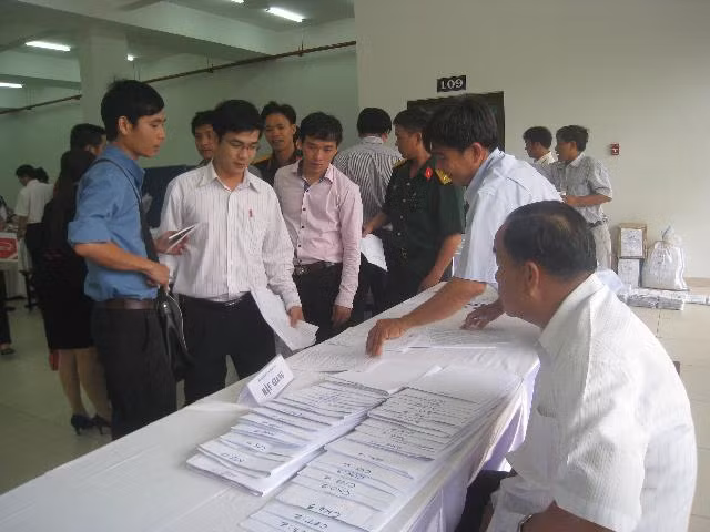 Hồ sơ dự thi đại học, cao đẳng giảm mạnh ảnh 1