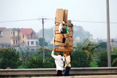 Bán hàng rong trên đường cao tốc: Hiểm nguy rình rập ảnh 2