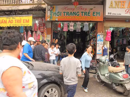  Xế hộp “điên” húc một phụ nữ bắn vào tường ảnh 1