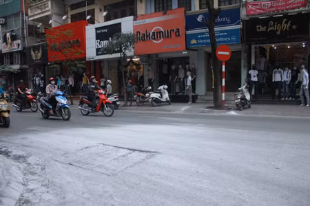 Xe chở khách Tây bùng cháy trên đường Quán Thánh, Hà Nội ảnh 3