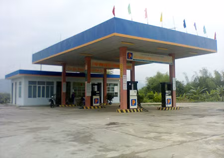 Vờ mua xăng rồi chém lìa tay nhân viên bán xăng ảnh 1