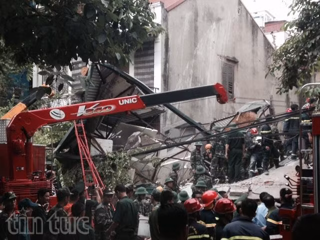 Đã cứu được 5 người mắc kẹt trong căn nhà sập ở Cửa Bắc ảnh 4