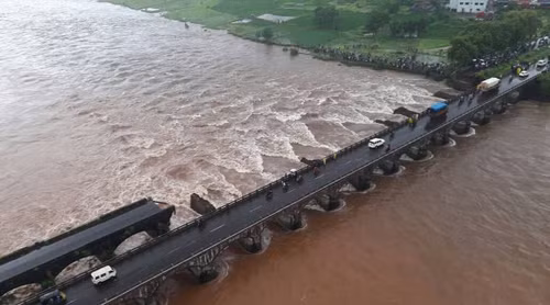 Hàng chục người Ấn Độ mất tích do sập cầu ảnh 1