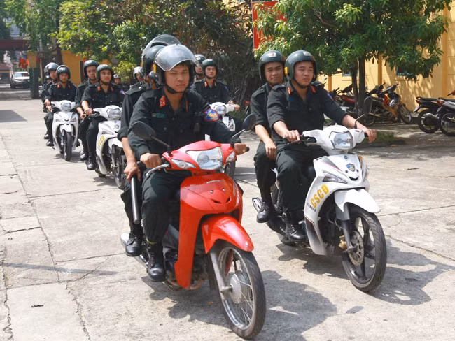 Ngày đầu ra quân siết vi phạm mũ bảo hiểm tại Hà Nội ảnh 2