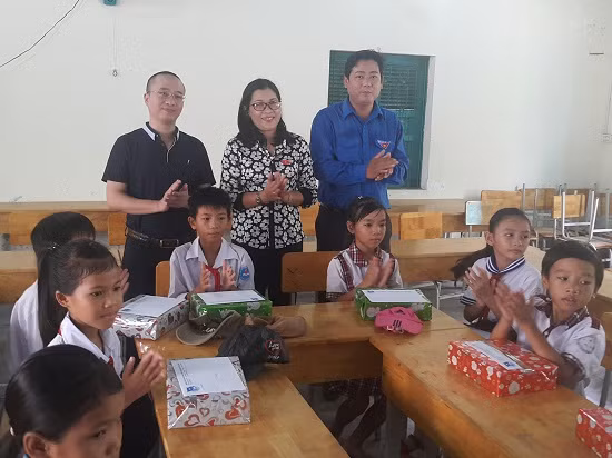 Trao học bổng cho học sinh nghèo tại Bình Thuận ảnh 1