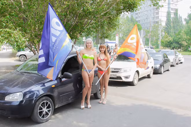 Miễn phí tiền xăng cho khách mặc bikini, đi giày cao gót ảnh 1