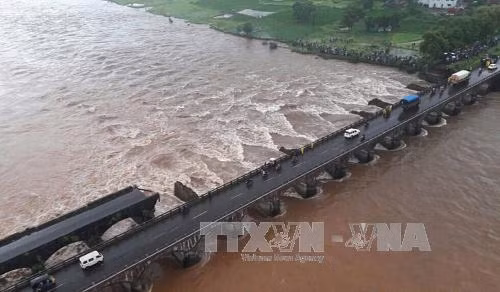 Ít nhất 42 người Ấn còn mất tích sau vụ sập cầu ảnh 1