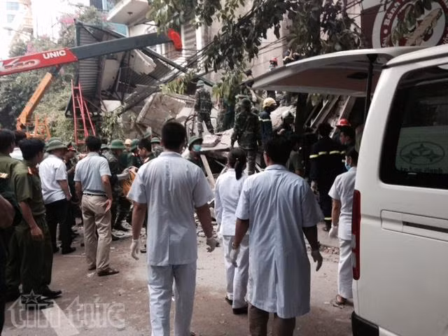 Đã cứu được 5 người mắc kẹt trong căn nhà sập ở Cửa Bắc ảnh 5