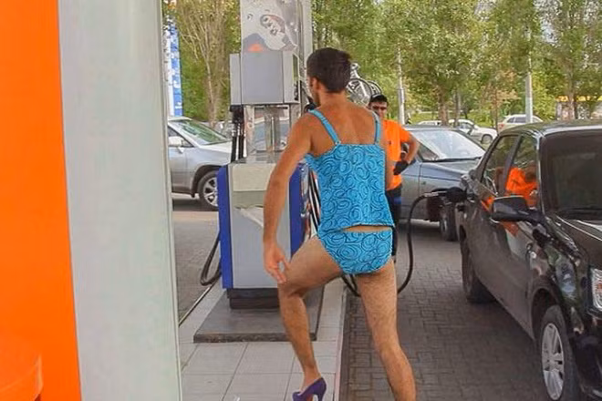 Miễn phí tiền xăng cho khách mặc bikini, đi giày cao gót ảnh 9