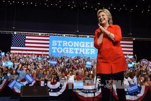 Bà Hillary nới rộng khoảng cách với ông Trump lên 8 điểm ảnh 1