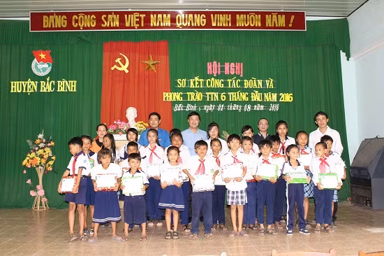 Trao học bổng cho học sinh nghèo tại Bình Thuận ảnh 2