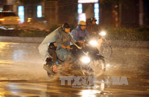 Đường phố Hà Nội ùn tắc vì mưa bão ảnh 1