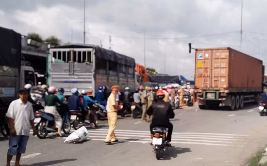 Container cán chết người ở vòng xoay "tử thần" An Sương ảnh 2
