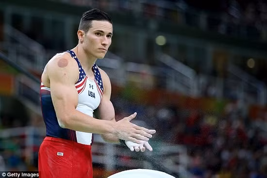 Cơ thể đầy vết bầm giác hơi của hàng loạt VĐV Olympic ảnh 4