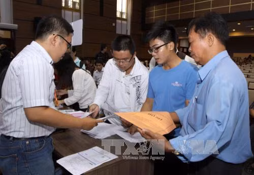 TP Hồ Chí Minh: Nhiều thí sinh nộp hồ sơ trong ngày đầu đăng ký xét tuyển ảnh 1