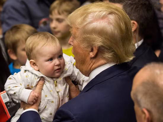 Ông Trump đuổi một em bé vì khóc to ảnh 1