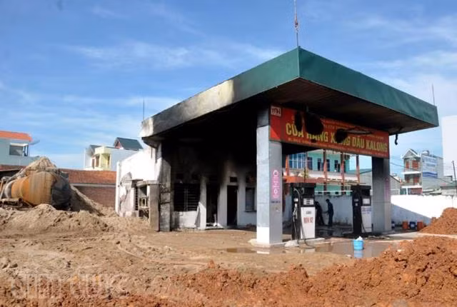 Cháy xe chở xăng ở Móng Cái là do tàn tro vàng mã ảnh 1
