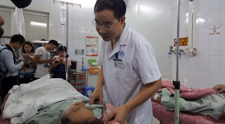 Nỗ lực cấp cứu nạn nhân sập nhà ảnh 1