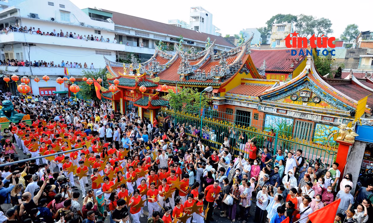 Dịp Lễ hội Nguyên Tiêu hàng năm, bà con người Hoa thường tổ chức nhiều hoạt động văn hóa đặc sắc tại các hội quán ở khu vực Chợ Lớn.