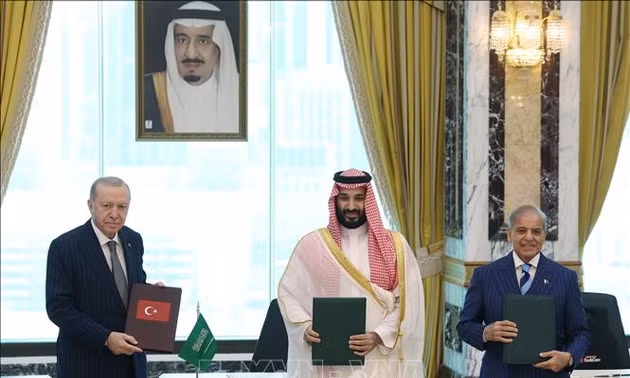 Từ trái sang: Tổng thống Thổ Nhĩ Kỳ Recep Tayyip Erdogan, Thái tử Saudi Arabia Mohammed bin Salman và Thủ tướng Pakistan Shehbaz Sharif tại lễ ký hiệp định phòng thủ giữa ba nước ở thành phố Mecca ngày 7/8/2026. Ảnh: AA/TTXVN phát