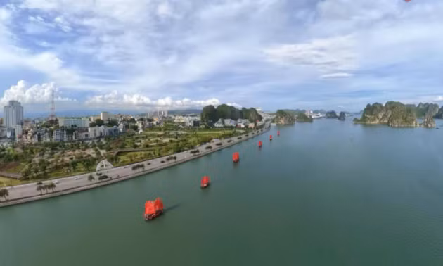 CÁNH BUỒM ĐỎ