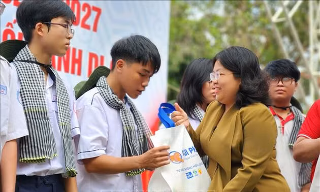 Trao trợ cấp học tập cho 600 học sinh vượt khó, hiếu học