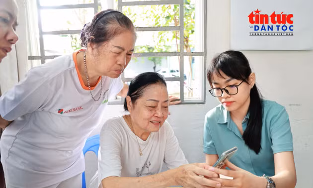TP Hồ Chí Minh: Người dân học làm thủ tục số ngay tại khu phố