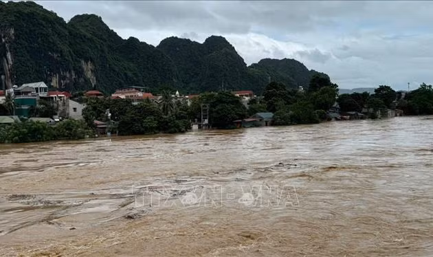 Lũ nhiều sông ở mức cao, Bắc Bộ và Bắc Trung Bộ còn mưa lớn