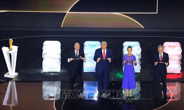 Tổng thống Mỹ Donald Trump có thể trở thành người đầu tiên và duy nhất được nhận giải thưởng Hòa bình FIFA. (Trong ảnh: Tổng thống Mỹ Donald Trump, Tổng thống Mexico Claudia Sheinbaum và Thủ tướng Canada Mark Carney tại lễ bốc thăm FIFA World Cup 2026 ở Washington D.C., ngày 5/12/2025. Ảnh: THX/TTXVN)