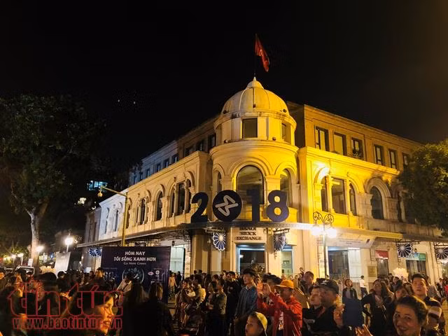 Những hình ảnh khác lạ khi Hà Nội tắt điện trong chiến dịch 'Giờ Trái đất' 2018 ảnh 3