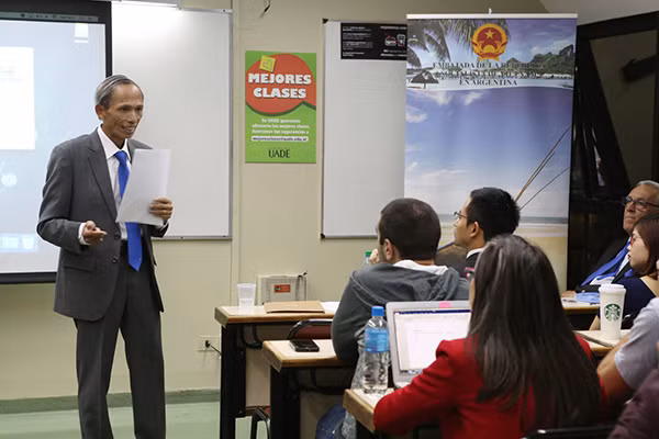 Đại sứ Việt Nam nói chuyện với sinh viên Đại học Kinh doanh Argentina ảnh 1