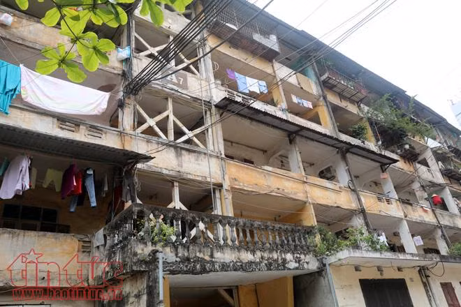 Nguy hiểm rình rập người dân ở khu nhà tập thể cũ nát ảnh 1