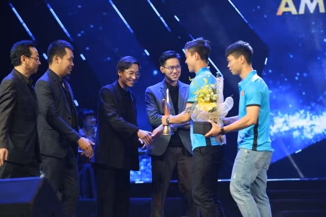 Duy Mạnh, Công Phượng U23 ngượng nghịu trong lễ trao giải Âm nhạc Cống hiến ảnh 5