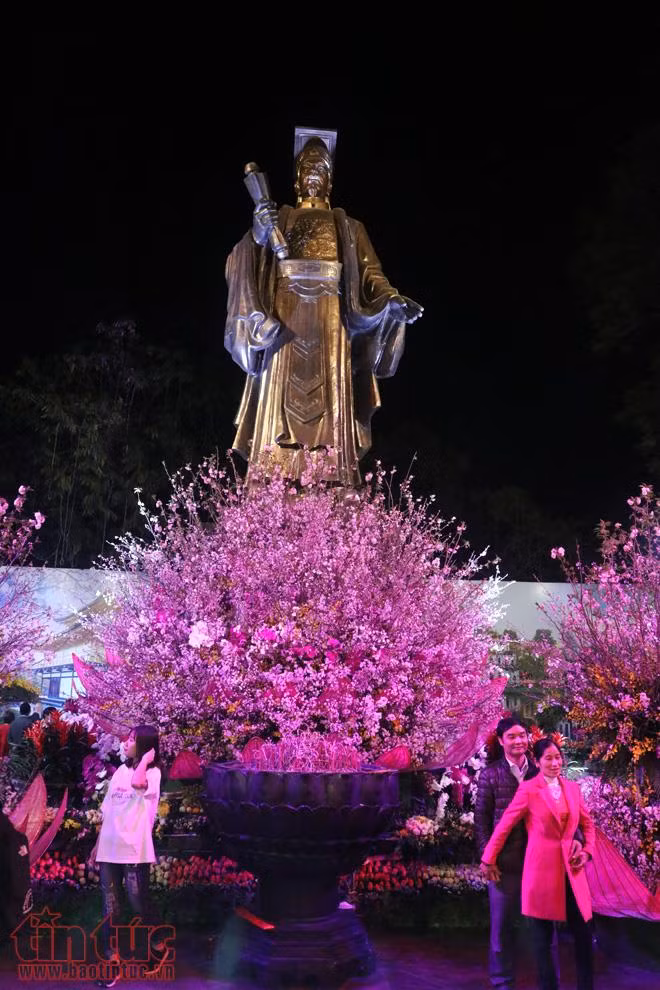 Hoa anh đào tươi rói khoe sắc tại Vườn hoa tượng đài Lý Thái Tổ ảnh 15