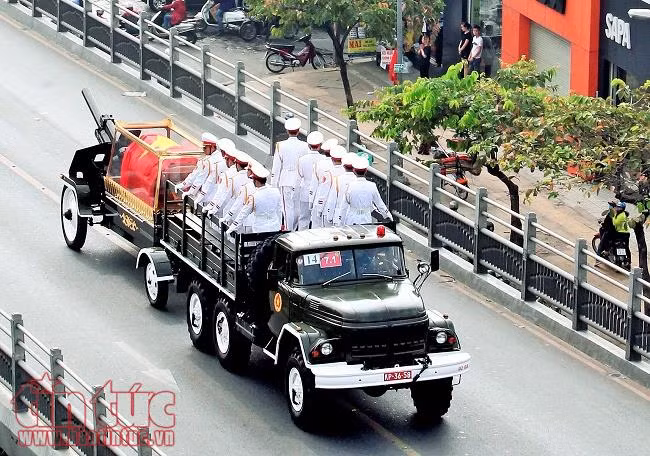 Dòng người chờ đưa tiễn nguyên Thủ tướng Phan Văn Khải tại quê nhà ảnh 4