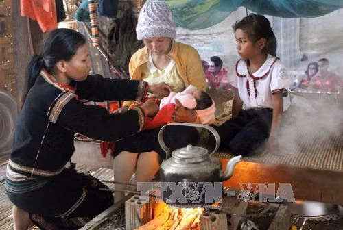 Cô đỡ thôn bản giúp người dân vùng khó tiếp cận dịch vụ làm mẹ an toàn ảnh 2