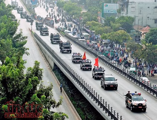 Dòng người chờ đưa tiễn nguyên Thủ tướng Phan Văn Khải tại quê nhà ảnh 2