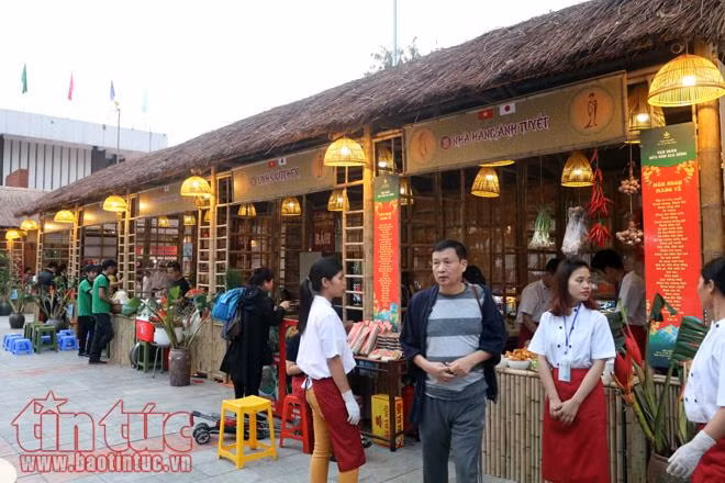 Hoa anh đào tươi rói khoe sắc tại Vườn hoa tượng đài Lý Thái Tổ ảnh 16