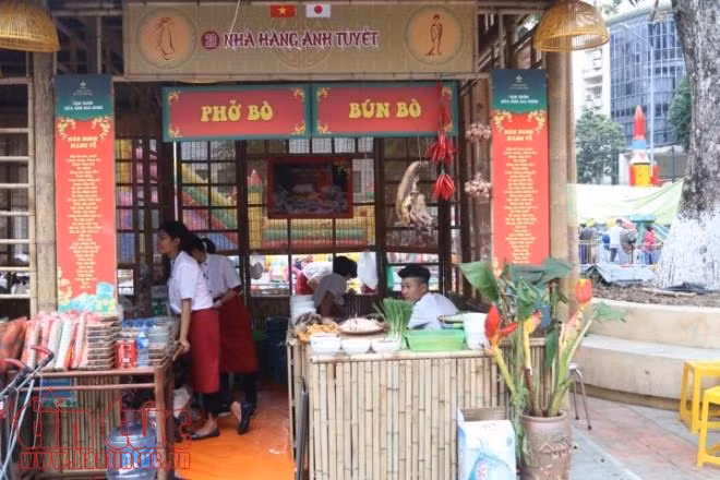 Hoa anh đào tươi rói khoe sắc tại Vườn hoa tượng đài Lý Thái Tổ ảnh 21