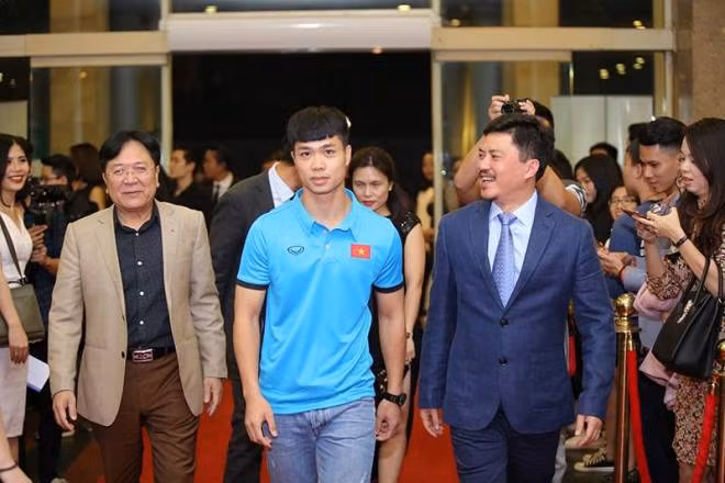 Duy Mạnh, Công Phượng U23 ngượng nghịu trong lễ trao giải Âm nhạc Cống hiến ảnh 1