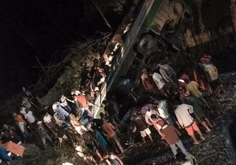 Xe buýt rơi xuống khe núi, 19 người thiệt mạng ảnh 1