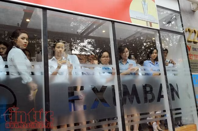 Bộ Công an khám xét trụ sở, bắt giữ 2 nữ cán bộ ngân hàng Eximbank chi nhánh TP Hồ Chí Minh ảnh 2